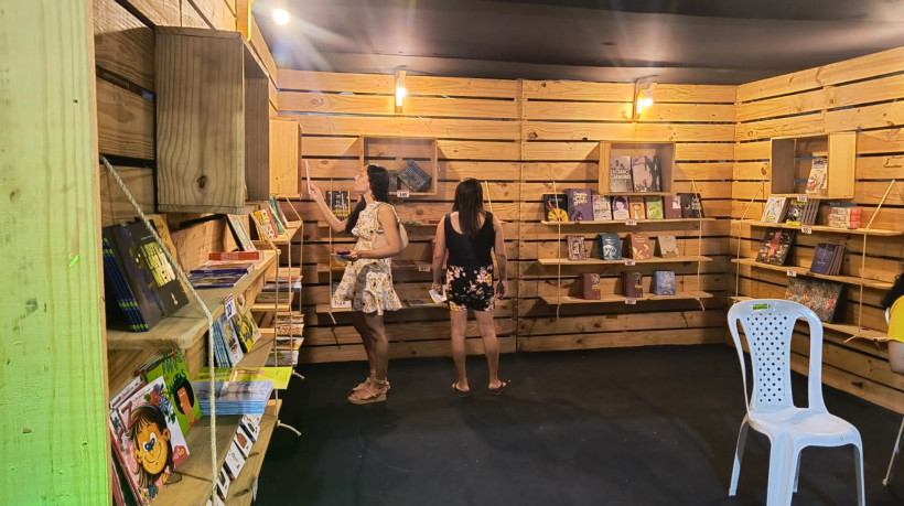 FDR levou mais de 100 títulos para feira literária em Acaraú 