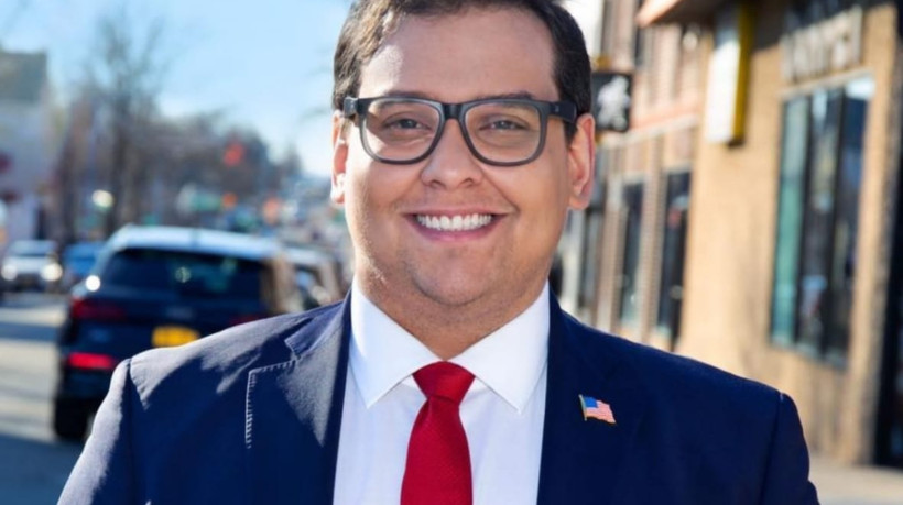 Ex-deputado republicano George Santos deixou pris&atilde;o federal na sexta-feira, 17, ap&oacute;s perd&atilde;o do presidente dos Estados Unidos, Donald Trump