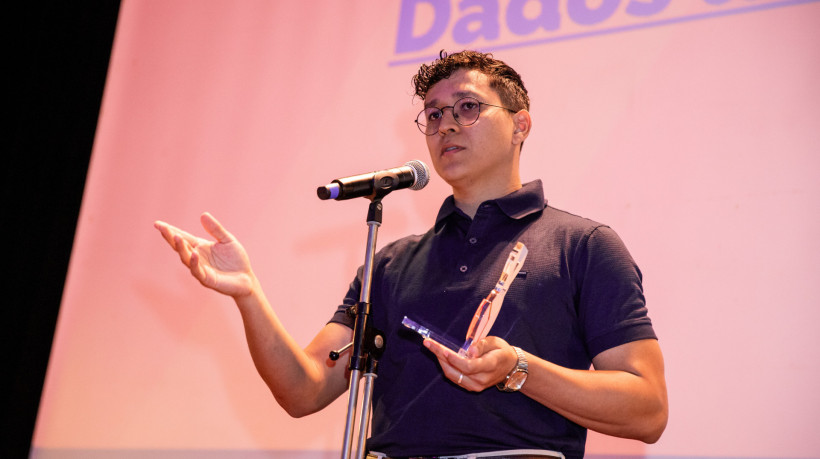 Wanderson Trindade, coordenador da Central de Dados O POVO+, recebeu prêmio em nome da equipe