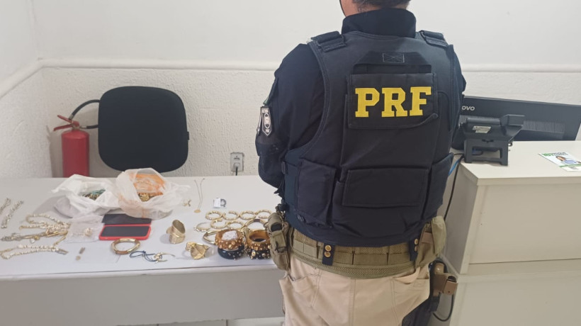 Joias sem nota fiscal foram encontradas em sacolas plásticas em um táxi em Aracati