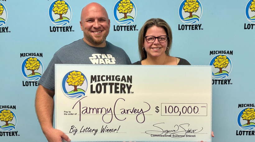 Tammy Carvey (direita) e seu marido (esq.) recebendo o prêmio da loteria