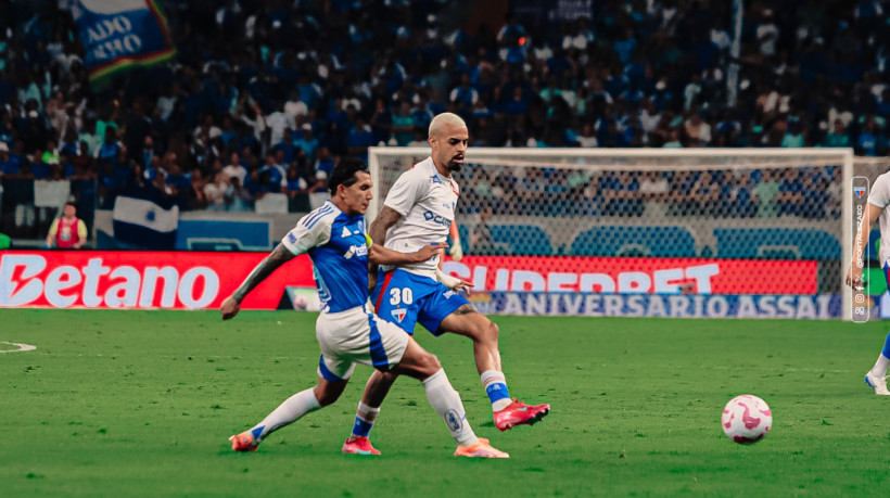 Pierre e Lucas Romero disputam lance no jogo Cruzeiro x Fortaleza, no Mineirão, pelo Campeonato Brasileiro Série A 2025