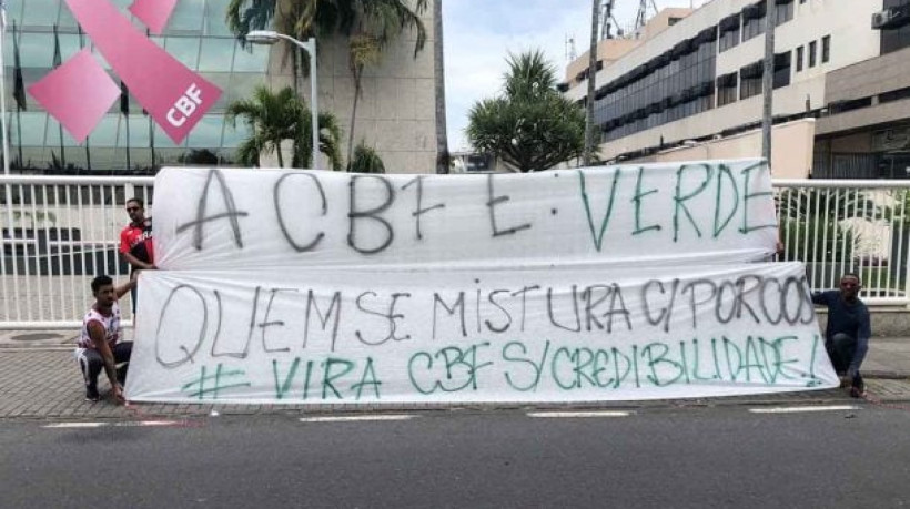 Em ação pacífica, torcedores levam faixas e cartazes com insinuações relacionadas ao Palmeiras à sede da entidade, na Barra da Tijuca