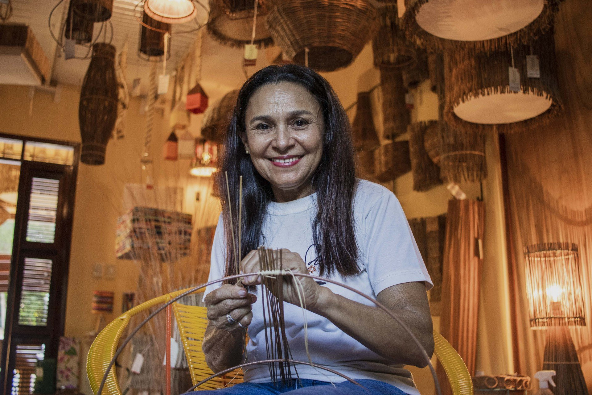 {'nm_midia_inter_thumb1':'https://www.opovo.com.br/_midias/jpg/2025/10/18/263x156/1__fernanda_barros_-37451469.jpg', 'id_midia_tipo':'2', 'id_tetag_galer':'', 'id_midia':'68f38bd170636', 'cd_midia':37451469, 'ds_midia_link': 'https://www.opovo.com.br/_midias/jpg/2025/10/18/_fernanda_barros_-37451469.jpg', 'ds_midia': 'Armênia Rocha produz luminárias artesanais com características regionais ', 'ds_midia_credi': 'Fernanda Barros', 'ds_midia_titlo': 'Armênia Rocha produz luminárias artesanais com características regionais ', 'cd_tetag': '1', 'cd_midia_w': '1920', 'cd_midia_h': '1280', 'align': 'Left'}