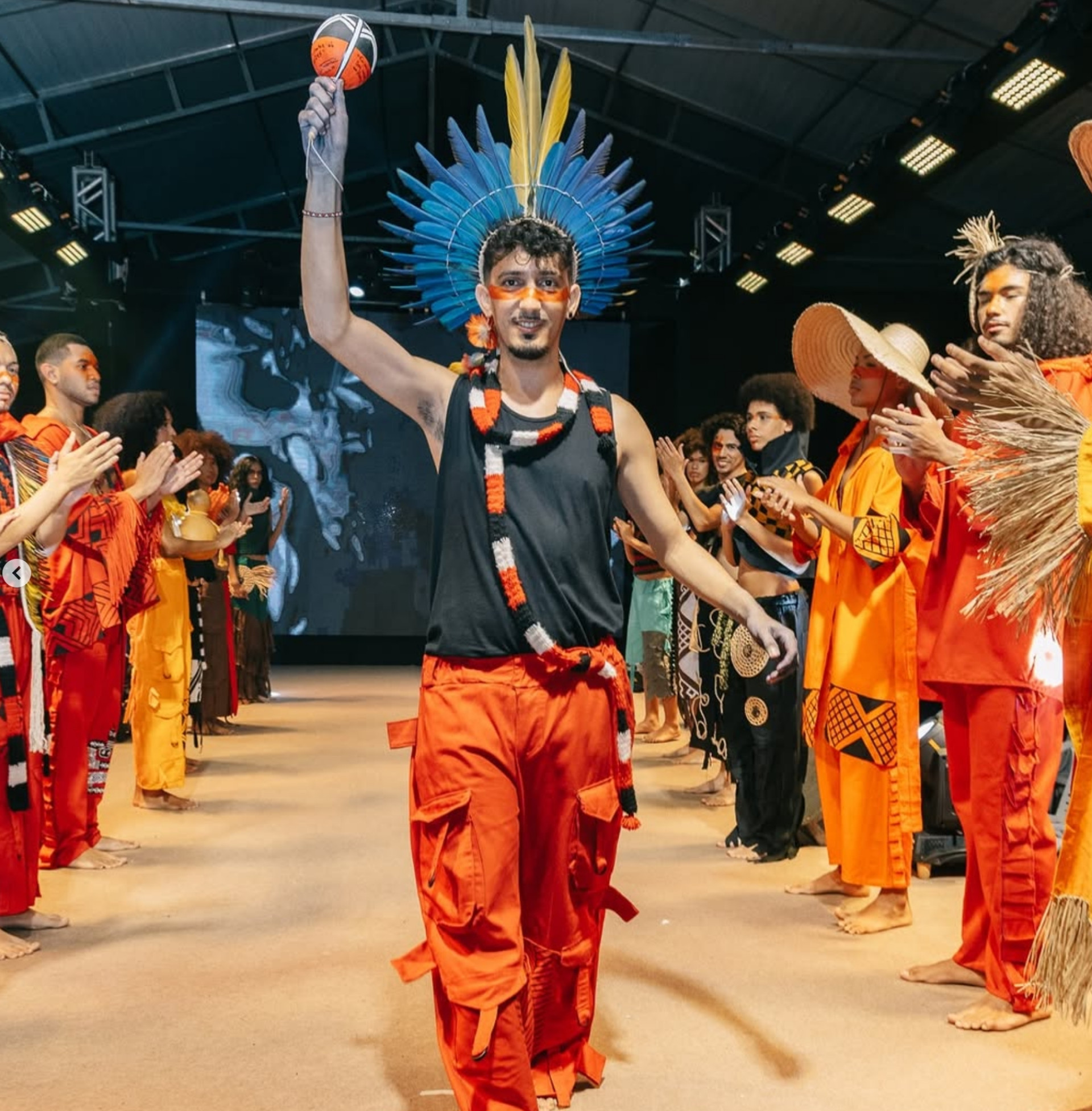 {'nm_midia_inter_thumb1':'https://www.opovo.com.br/_midias/jpg/2025/10/18/263x156/1_rodrigo_tremembe-37451314.jpeg', 'id_midia_tipo':'2', 'id_tetag_galer':'', 'id_midia':'68f388c0e1511', 'cd_midia':37451314, 'ds_midia_link': 'https://www.opovo.com.br/_midias/jpg/2025/10/18/rodrigo_tremembe-37451314.jpeg', 'ds_midia': 'O estilista Rodrigo Tremembé une sustentabilidade e ancestralidade em suas coleções', 'ds_midia_credi': 'Elvis Jordan', 'ds_midia_titlo': 'O estilista Rodrigo Tremembé une sustentabilidade e ancestralidade em suas coleções', 'cd_tetag': '1', 'cd_midia_w': '1920', 'cd_midia_h': '1954', 'align': 'Left'}