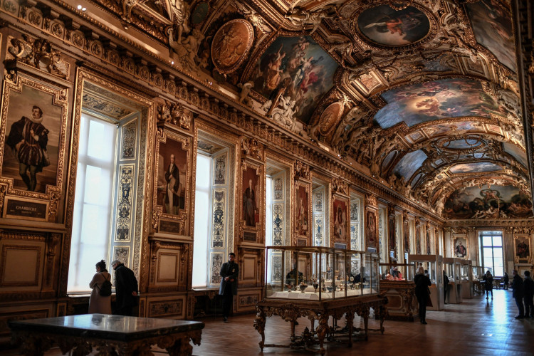 Galeria de Apolo é alvo de roubo no Museu do Louvre neste domingo, 19 de outubro de 2025