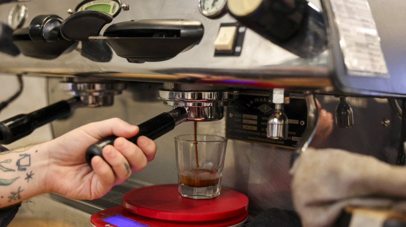 Um barista prepara café em uma cafeteria na cidade de Nova York. Os nova-iorquinos vivem de café. Os amantes de café estão enfrentando dificuldades cada vez maiores ao pagar por suas simples doses de expresso e elaborados lattes com especiarias de abóbora, já que o custo dos grãos aumentou 21% entre agosto de 2024 e agosto de 2025 nos EUA, o maior mercado mundial de café.
