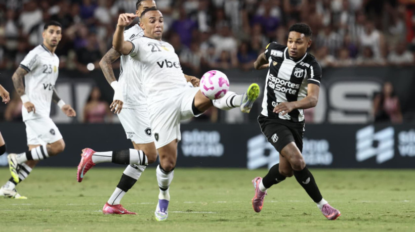 Marçal e Fernandinho disputam lance no jogo Ceará x Botafogo, no Castelão, pela Série A 2025
