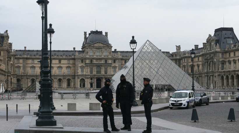 Policiais em frente ao Louvre, após o museu ter sido assaltado na manhã de domingo, 19 de outubro de 2025