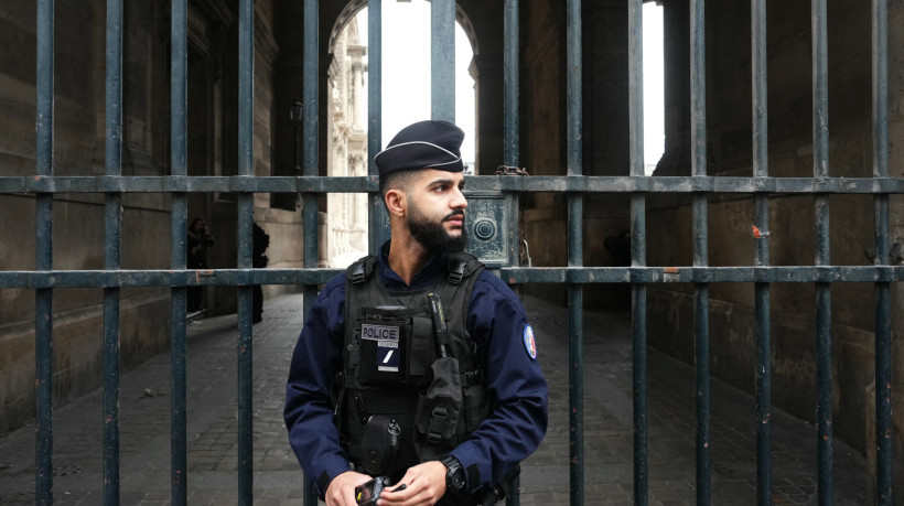 Policail em frente a portão do Louvre, após museu ser roubado na manhã deste domingo, 19 de outubro de 2025