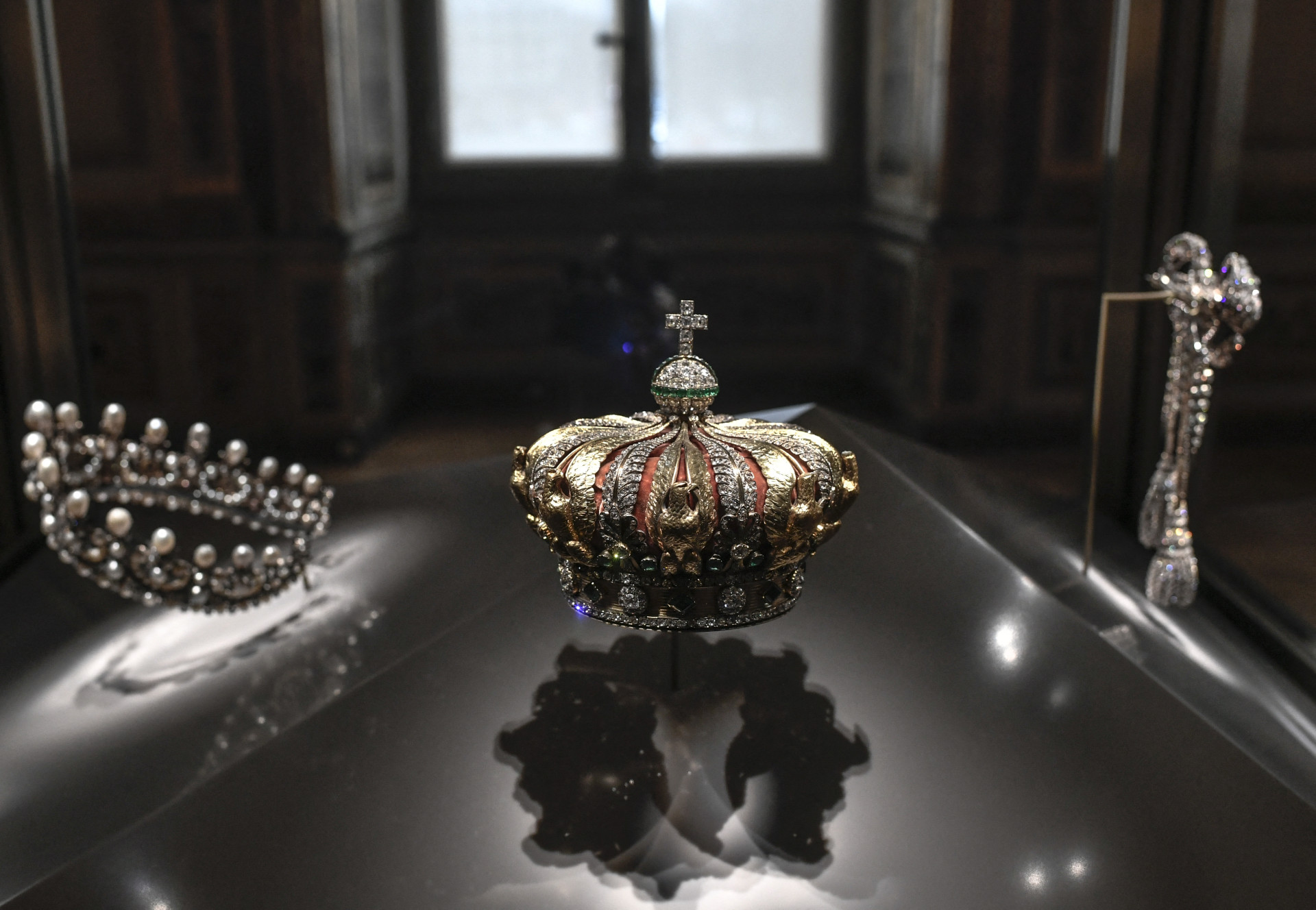 A coroa de diamantes e esmeraldas foi encontrada quebrada perto do Louvre após o roubo (Foto: STEPHANE DE SAKUTIN / AFP)