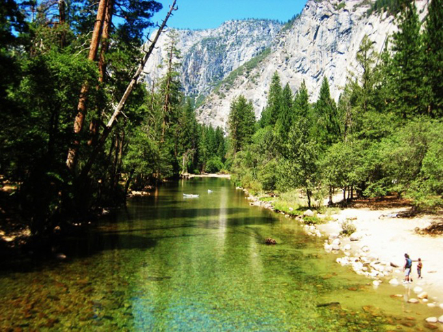  Parque Nacional de Yosemite (EUA) - Quem olha não diz. E é aí que mora o perigo. As águas deste riacho aparentemente raso e calmo escondem uma correnteza capaz de arrastar o visitante. Já houve vários afogamentos.