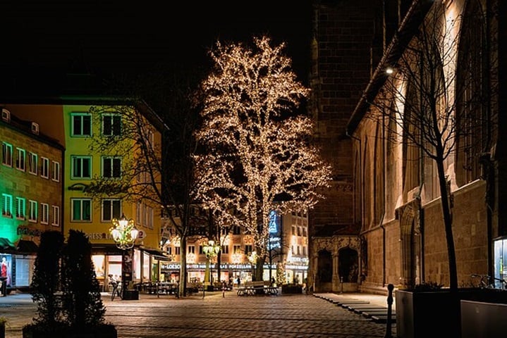Um dos mais tradicionais da Europa, o mercado de Natal de Nuremberg, na Alemanha, é um local especial para curtir esta época do ano com muita cultura local. Tem lojinhas de artesanato, muita comida e área para shows.