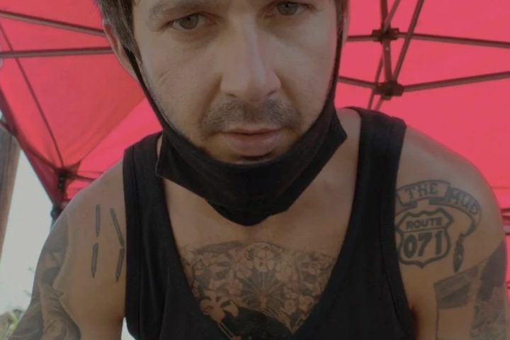 O filme termina com um LaBeouf arrependido, admitindo suas falhas em uma entrevista emocionada.