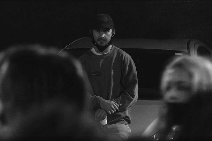 A obra mostra a transformação do projeto de uma iniciativa inspiradora para um ambiente tóxico e abusivo. 