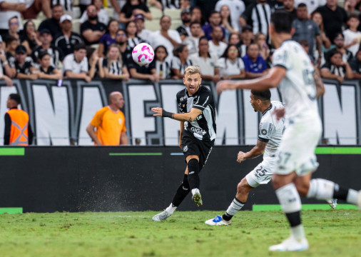 FORTALEZA, CEARÁ, BRASIL,19-10-2025: Pedro Henrique em Ceará x Botafogo pelo Campeonato Brasileiro Serie A na Arena Castelão.  (Foto: Samuel Setubal/ O Povo)