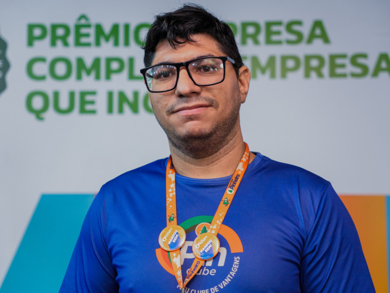 Glemison Sinarega é atendente de balcão 