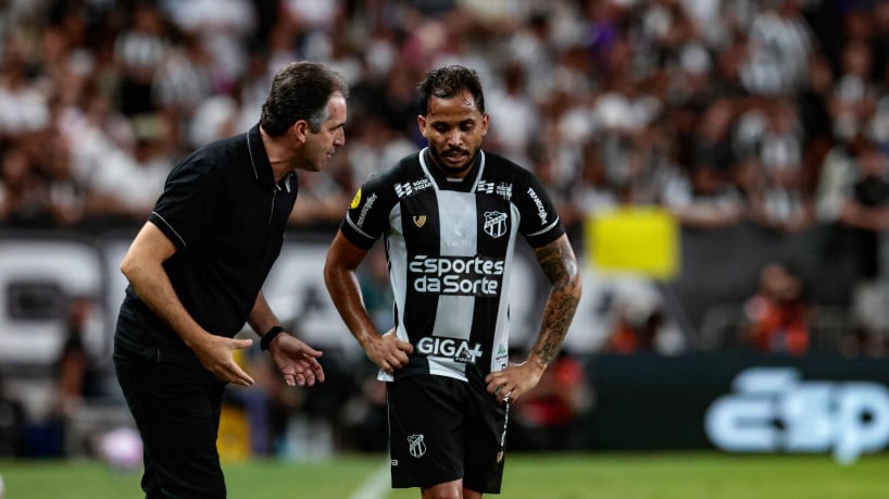 FORTALEZA, CEARÁ, BRASIL,19-10-2025: Lourenço e Léo Condé em Ceará x Botafogo pelo Campeonato Brasileiro Serie A na Arena Castelão.  (Foto: Samuel Setubal/ O Povo) 