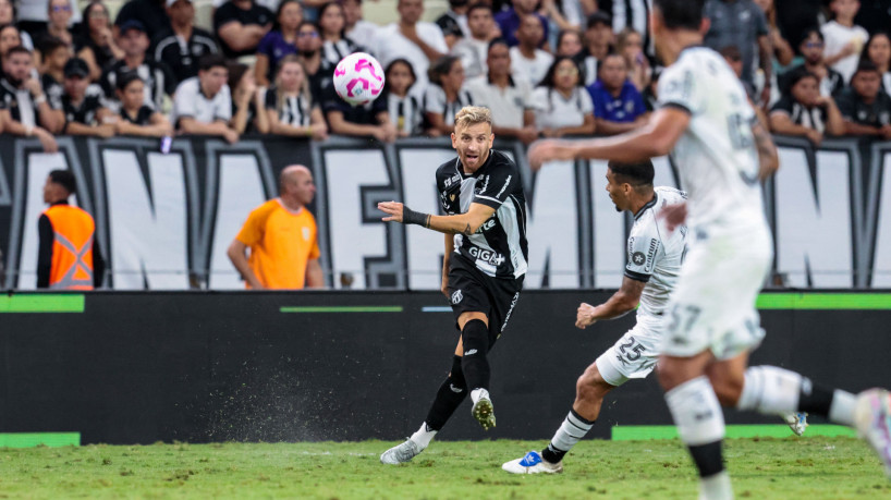 FORTALEZA, CEARÁ, BRASIL,19-10-2025: Pedro Henrique em Ceará x Botafogo pelo Campeonato Brasileiro Serie A na Arena Castelão.  (Foto: Samuel Setubal/ O Povo) 