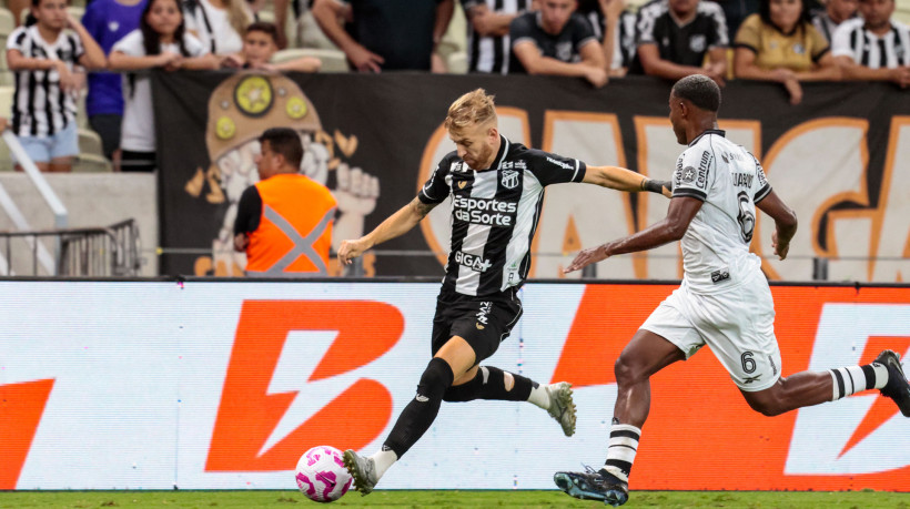FORTALEZA, CEARÁ, BRASIL,19-10-2025: Pedro Henrique em Ceará x Botafogo pelo Campeonato Brasileiro Serie A na Arena Castelão.  (Foto: Samuel Setubal/ O Povo)