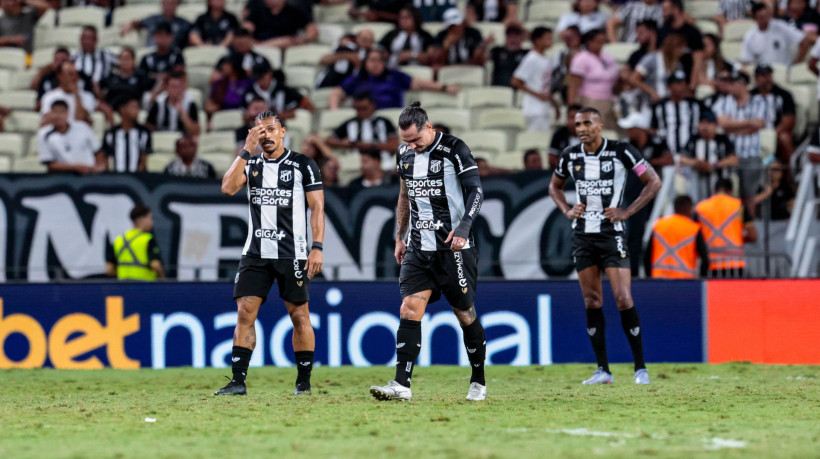 FORTALEZA, CEARÁ, BRASIL,19-10-2025: Vina em Ceará x Botafogo pelo Campeonato Brasileiro Serie A na Arena Castelão.  (Foto: Samuel Setubal/ O Povo)