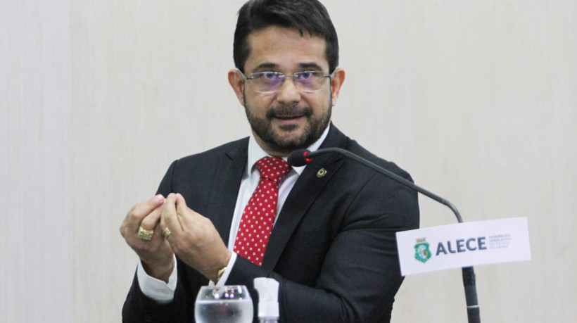 Deputado Apóstolo Luiz Henrique costuma ter embates na Assembleia com o pai de André, Alcides Fernandes (PL)