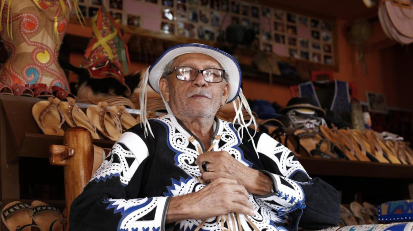 Mestre Espedito Seleiro, artesão do couro em sua oficina 