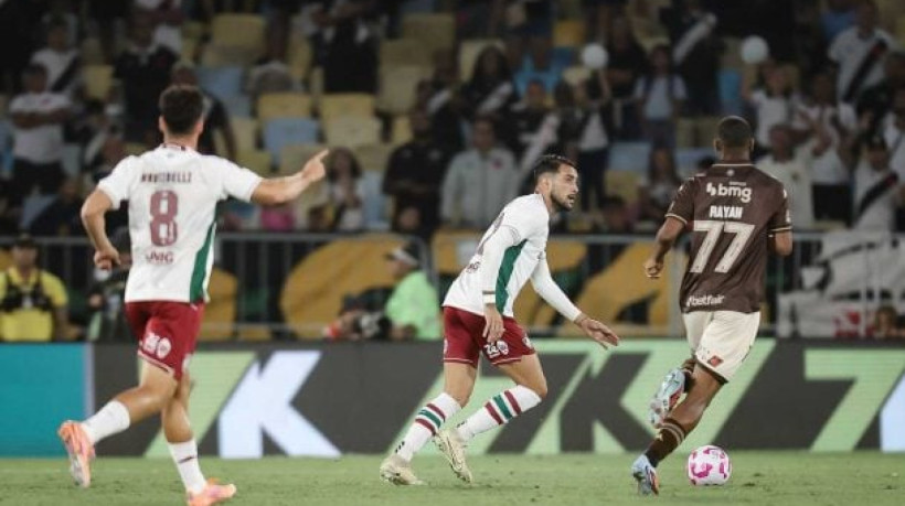 Zagueiro trocou xingamentos com técnico cruz-maltino ao fim da partida desta segunda-feira, no Maracanã, pelo Brasileirão