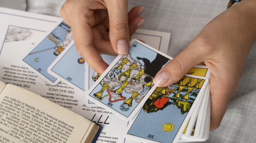 O baralho de tarot é dividido em dois grupos; confira o significado de cada arcano menor