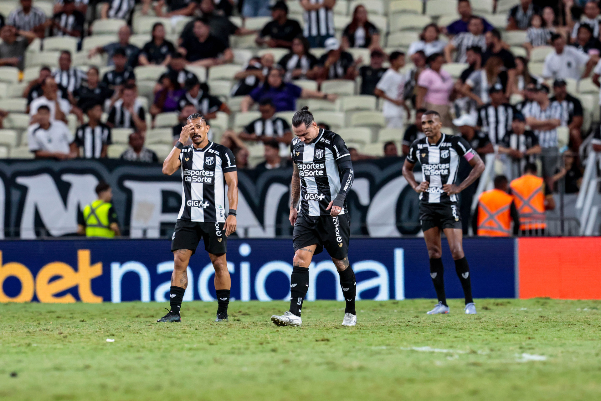 FORTALEZA, CEARÁ, BRASIL,19-10-2025: Vina em Ceará x Botafogo pelo Campeonato Brasileiro Serie A na Arena Castelão.  (Foto: Samuel Setubal/ O Povo) (Foto: Samuel Setubal)