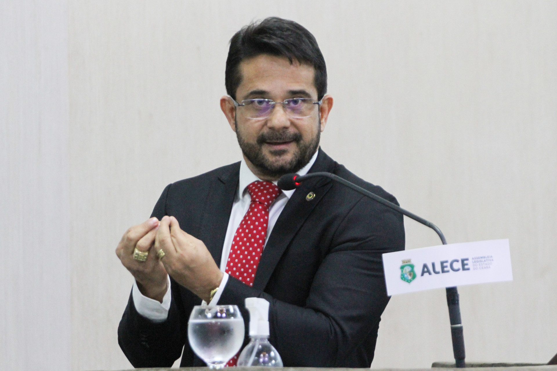 Deputado Apóstolo Luiz Henrique costuma ter embates na Assembleia com o pai de André, Alcides Fernandes (PL) (Foto: Júniro Pio/Alece)