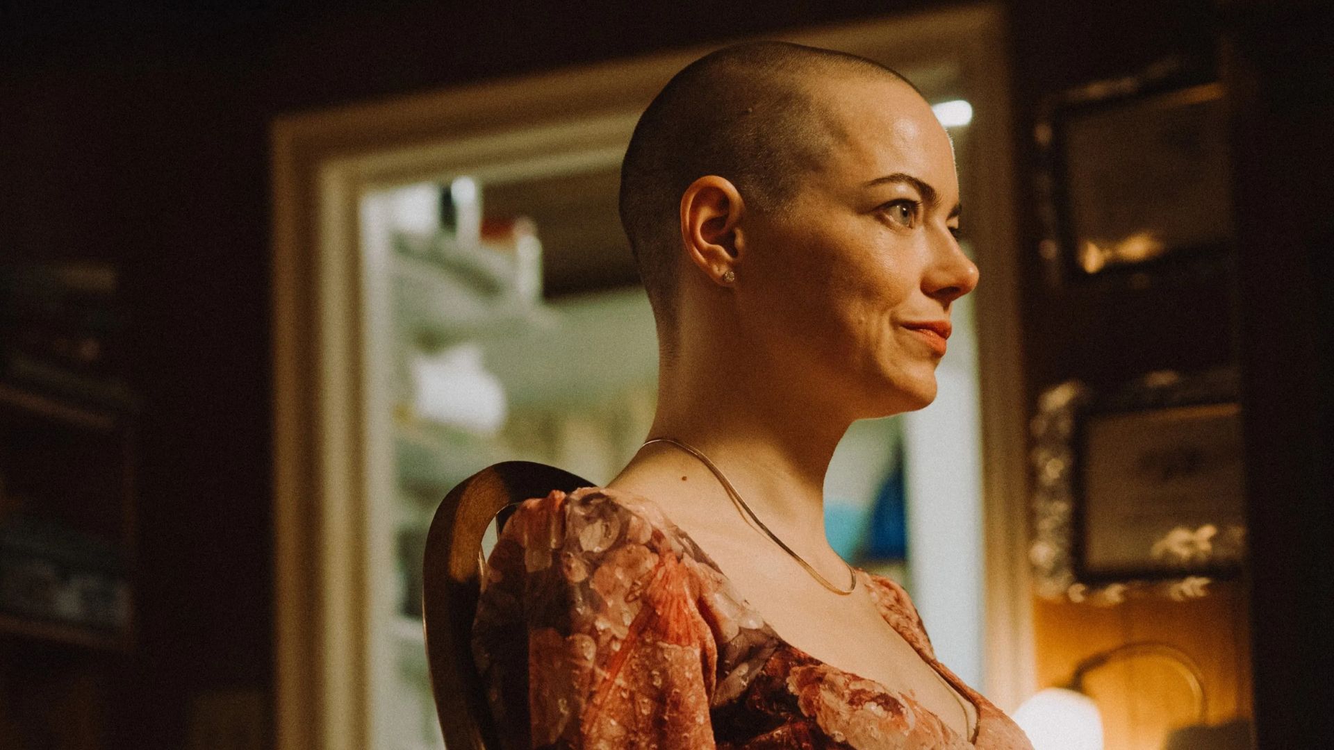 A atriz Emma Stone raspou a cabeça para viver uma CEO sequestrada no filme Bugonia, dirigido por Yorgos Lanthimos. A transformação radical foi feita de verdade, sem o uso de perucas, como ela confirmou em entrevistas a revistas como Vogue e InStyle.