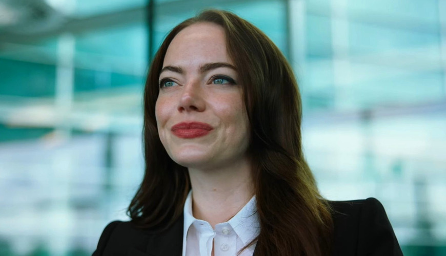 Emma Stone afirmou ter sentido “libertação” ao se ver careca, descrevendo a experiência como uma das mais marcantes da carreira. A mudança foi elogiada por críticos e fãs, reforçando a parceria com o diretor, com quem também trabalhou em A Favorita (2018) e Tipos de Gentileza (2024). 