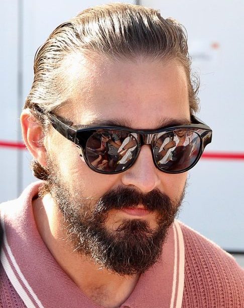 A cantora expôs diversos comportamentos surtados do ator, como atirar em cães de ruas como forma de incorporar o personagem que faria em “O Cobrador de Impostos”, de 2020.