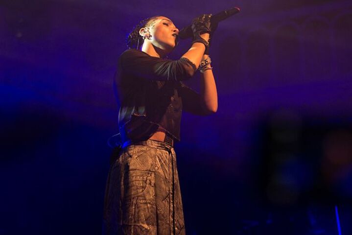 Twigs acusou o ator de abusos variados e o processou por isso. A cantora ainda relatou ter sido infectada conscientemente por LaBeouf com uma doença sexualmente transmissível. “A pior coisa que eu já passei na minha vida”, chegou a dizer em entrevista. 