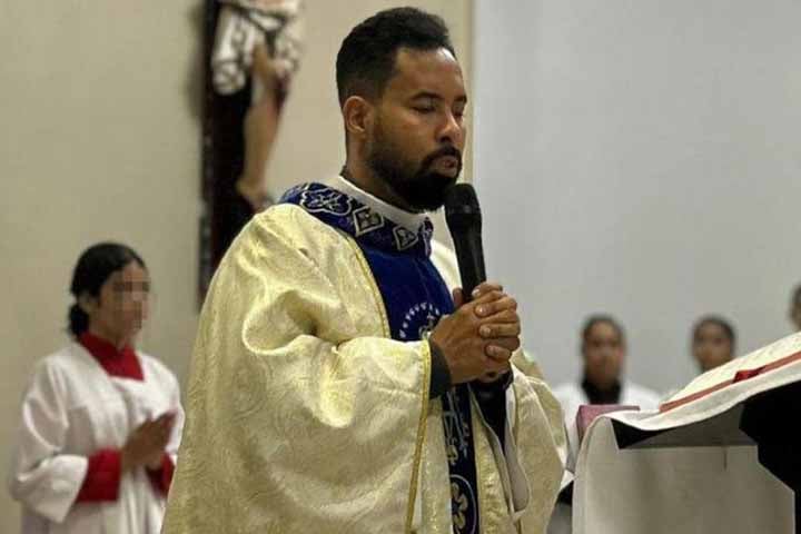 Sua trajetória pastoral inclui passagens por diferentes paróquias: ele celebrou sua primeira missa em São José do Rio Claro, a 325 quilômetros de Cuiabá, em 15 de janeiro de 2023, e foi transferido para Nova Maringá em 25 de abril de 2024, por razões não divulgadas oficialmente.
