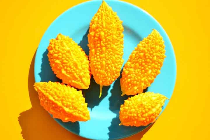 Por outro lado, o melão de São Caetano possui um sabor intensamente amargo. Este gosto é sinal da presença de compostos bioativos potentes, uma estratégia evolutiva da planta para se proteger de predadores. 