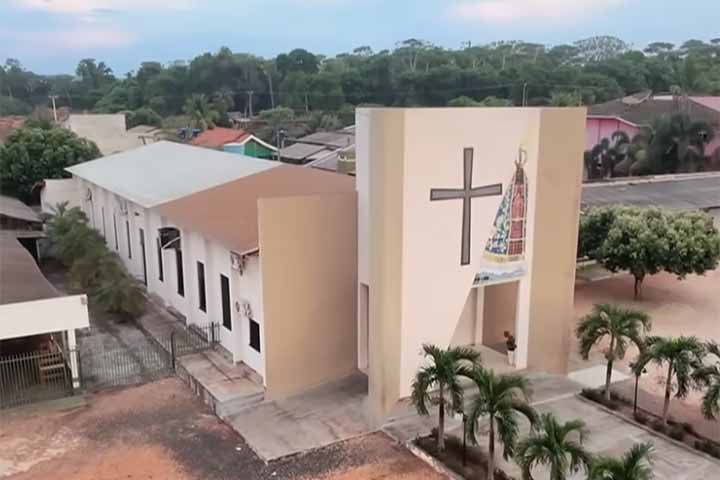 O episódio ocorreu na Paróquia Nossa Senhora Aparecida, em Nova Maringá, e envolveu o padre Luciano Braga Simplício. 
