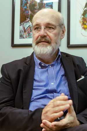 Silvonei José Protz é escritor, teólogo, locutor e jornalista brasileiro que há 36 anos atua no Vaticano(Foto: DANIEL GALBER/ESPECIAL PARA O POVO)