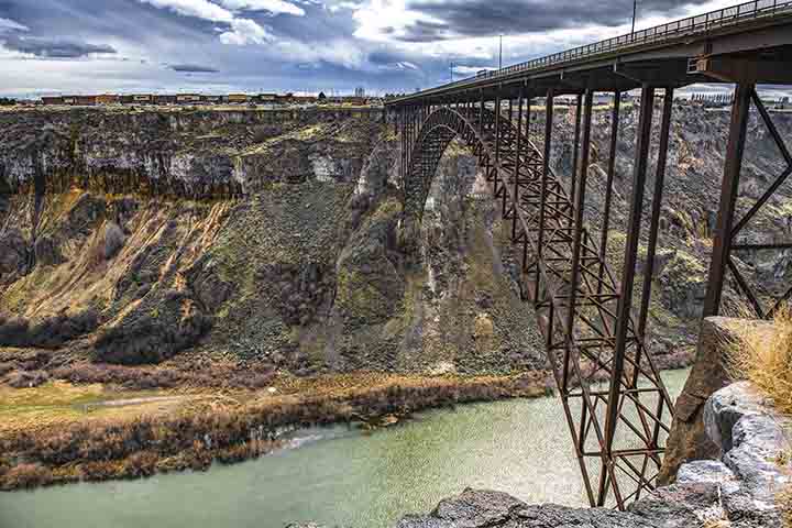 Perrine Bridge, Estados Unidos: Situada no estado americano de Idaho, a ponte foi construída na década de 1970 sobre as águas do rio Snake. Os 148 metros de altura atraem não apenas praticantes de bungee-jumping, mas também de base-jumping, espécie de pára-quedismo desde prédios, pontes e plataformas.