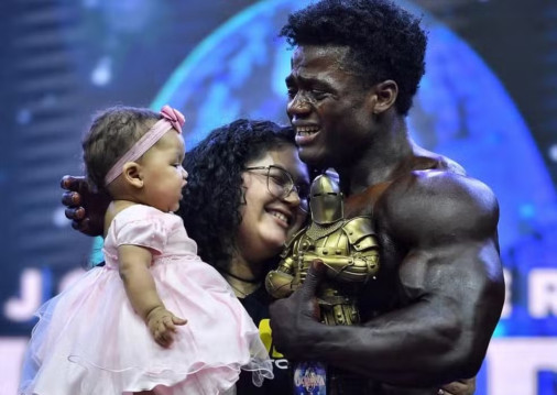 Rodrigo Pantera a esposa e a filha após vencer a categoria amadora Classic Physique do Mr. Olympic Brasil 2025