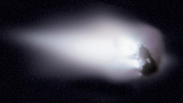 O cometa Halley passa pela terra ao finalizar sua volta ao redor do sol, a cada 76 anos