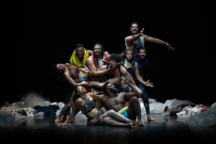 Espetáculo ‘Borda’, de Lia Rodrigues, transita entre limites e transbordamentos 