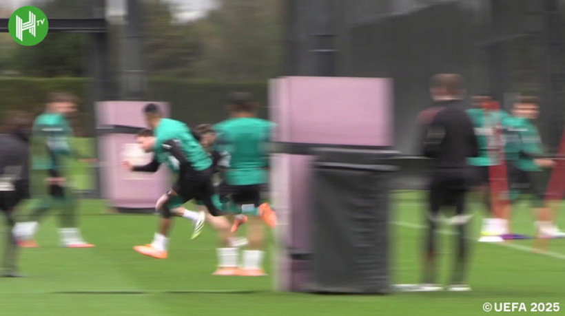 Robertson explode de raiva em treino do Liverpool