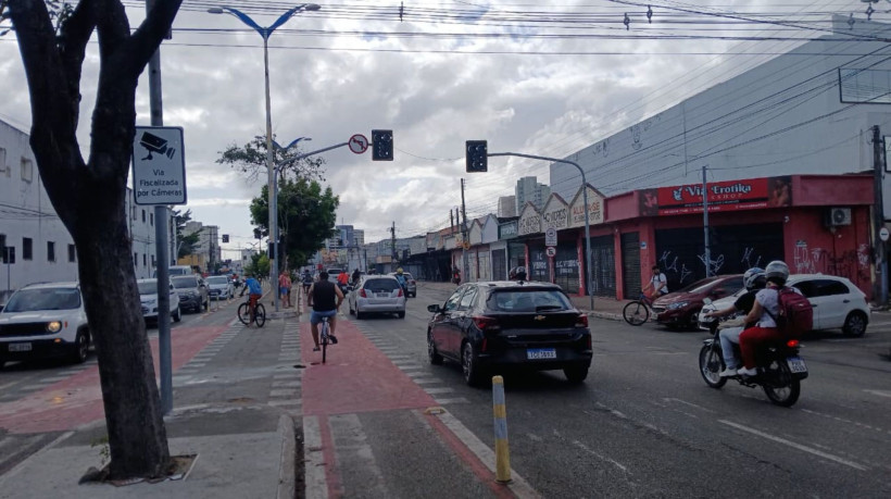 Na avenida Domingos Olímpio, no bairro Farias Brito, semáforos apresentaram instabilidade após as chuvas