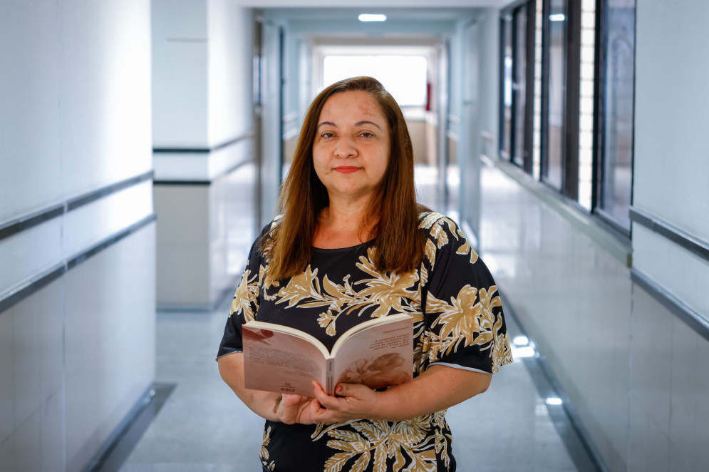 Angelica Sampaio é pesquisadora de casos antigos da violência contra a mulher, de registros desde o século 18. Autora do livro 'A violência contra mulheres em autos de querela dos séculos XVIII E XIX no Ceará'(Foto: AURÉLIO ALVES)