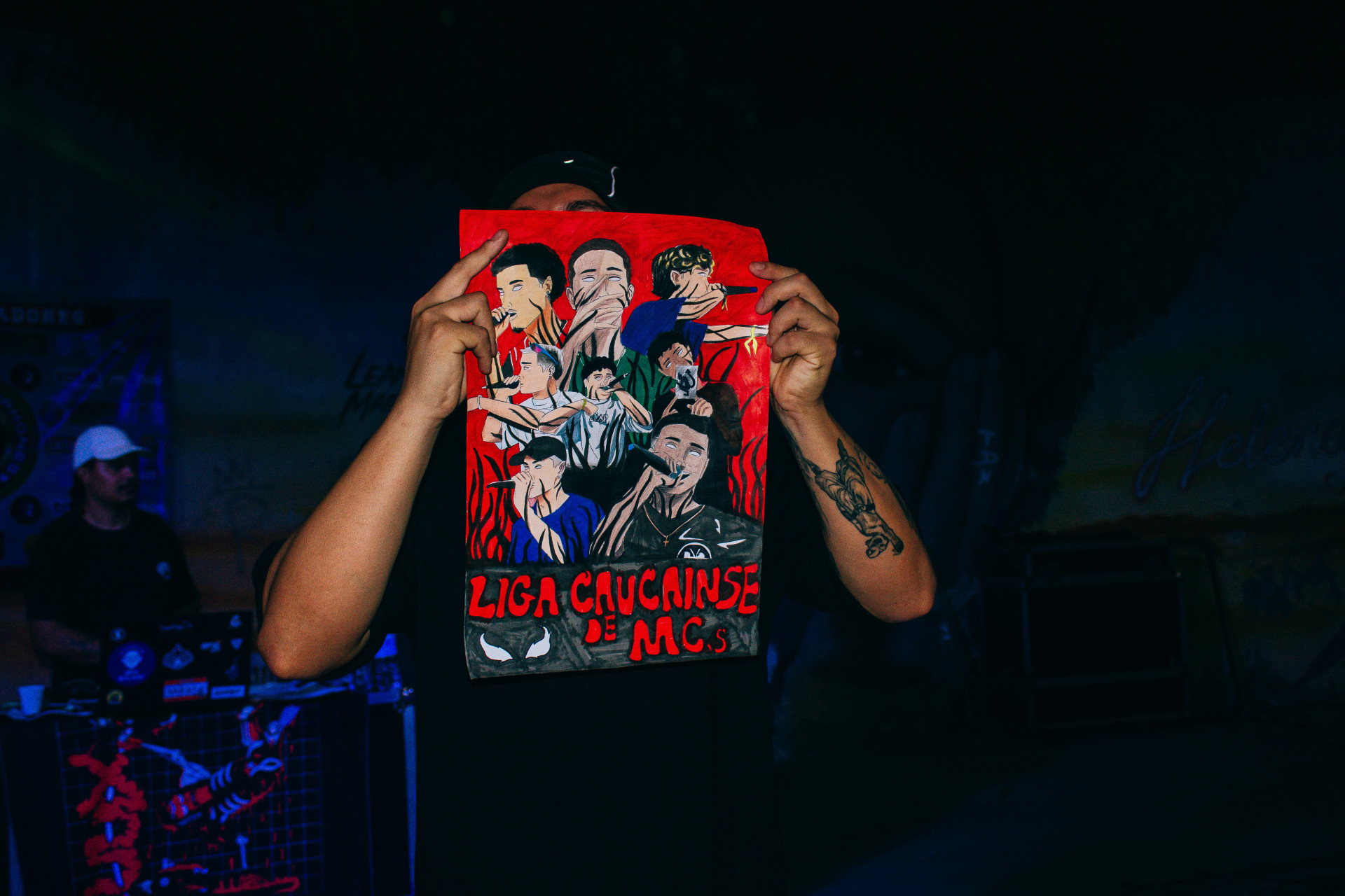 Folhinha da Liga Caucaiense de MC's, feita &agrave; m&atilde;o para ser entregue ao campe&atilde;o da noite, reproduz o flyer de divulga&ccedil;&atilde;o do evento