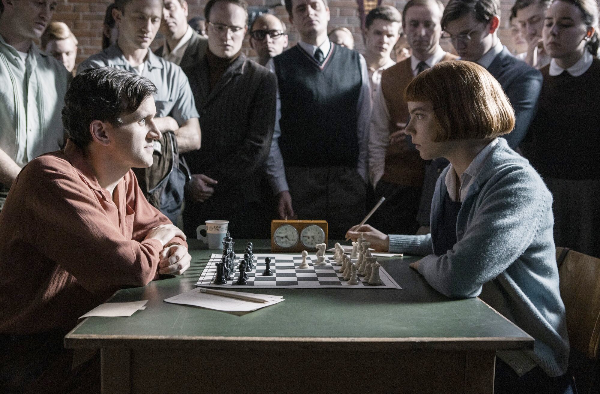 Sua performance em O Gambito da Rainha foi elogiada por críticos do mundo todo. Muitos sequer perceberam que se tratava do antigo Duda Dursley — prova de que Melling havia se reinventado por completo.