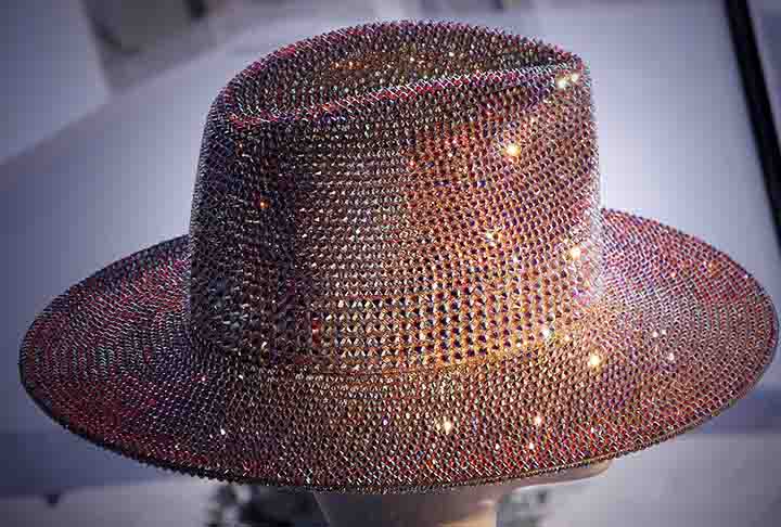 Os chapéus, por sua vez, oferecem um toque de opulência ao vestuário. Decorados com cristais cintilantes, eles transformam um acessório comum em uma peça de destaque.