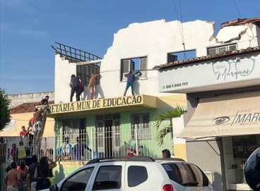 ￼TETO desabou enquanto profissionais estavam no auditório do prédio 